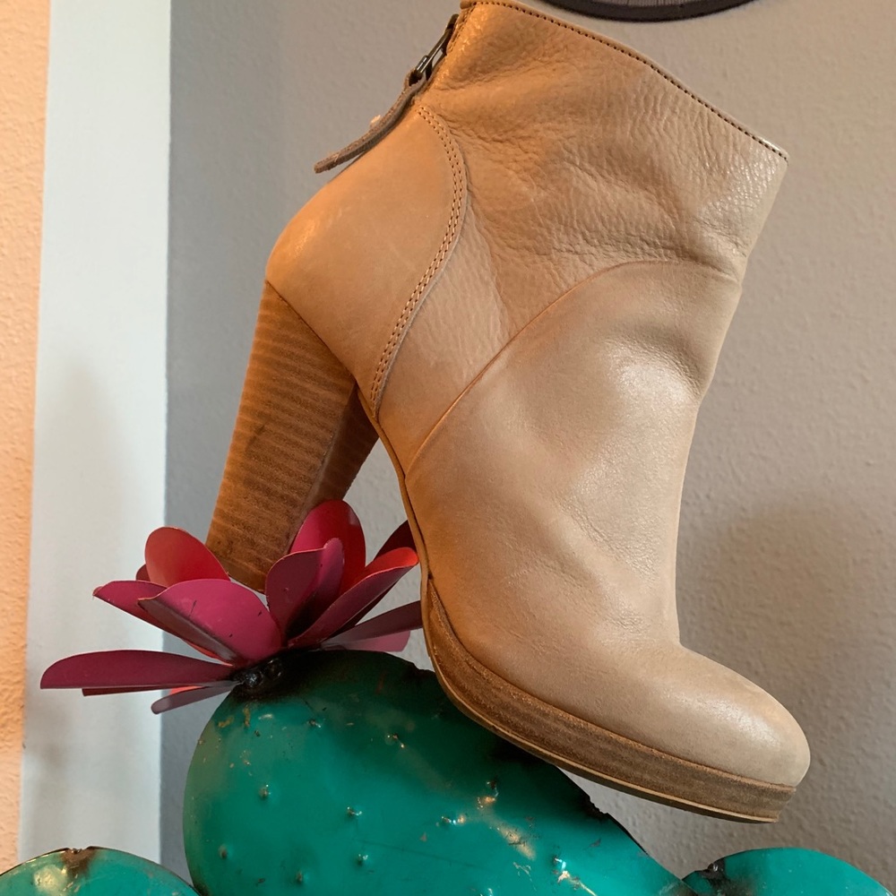 100% leather ankle boots
